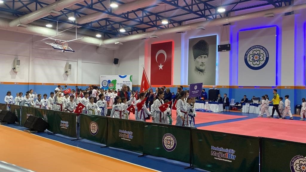 Köyceğizli taekwondocu minik kızlar şampiyon oldu