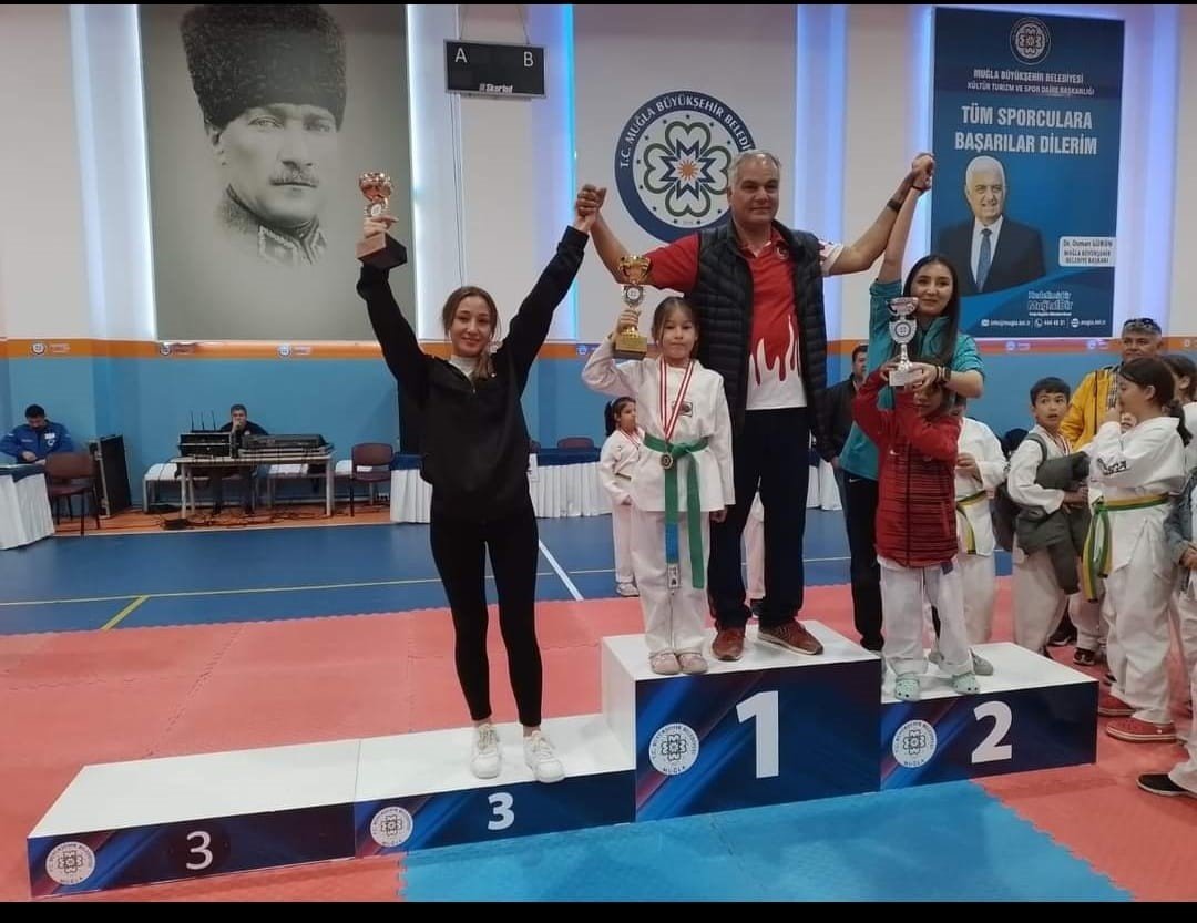 Köyceğizli taekwondocu minik kızlar şampiyon oldu