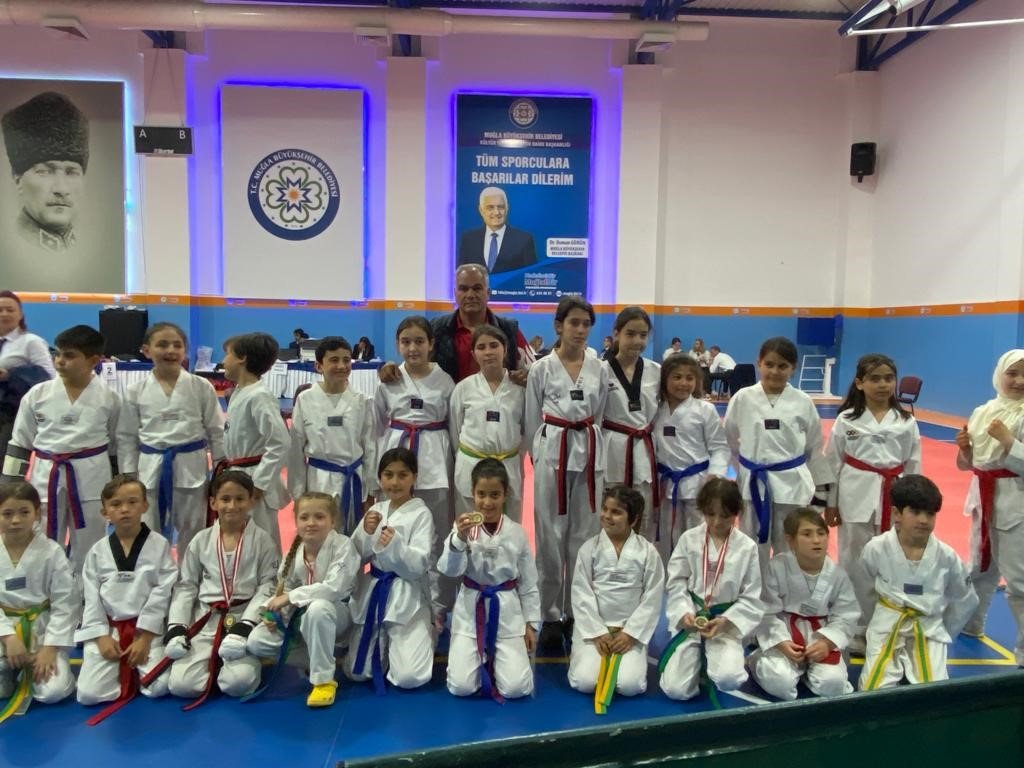 Köyceğizli taekwondocu minik kızlar şampiyon oldu