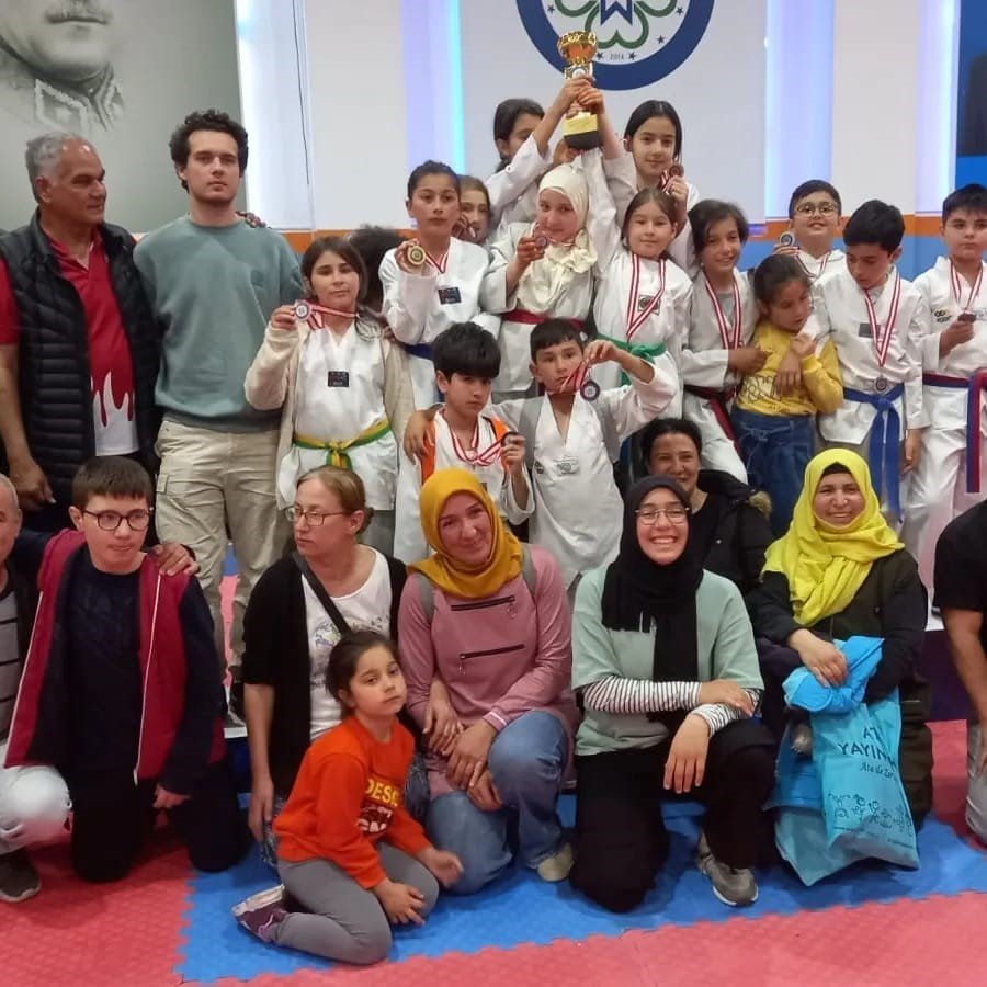 Köyceğizli taekwondocu minik kızlar şampiyon oldu