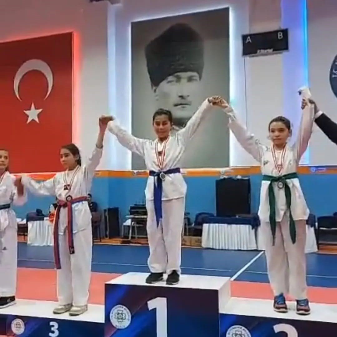 Köyceğizli taekwondocu minik kızlar şampiyon oldu