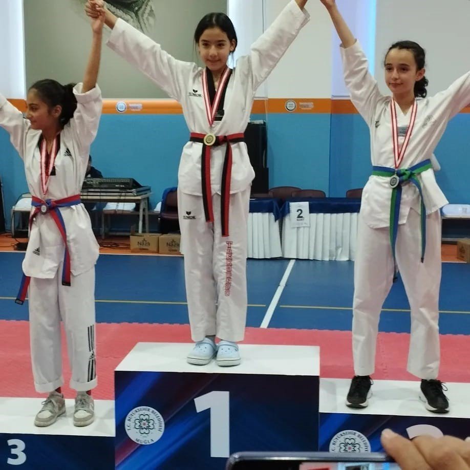Köyceğizli taekwondocu minik kızlar şampiyon oldu