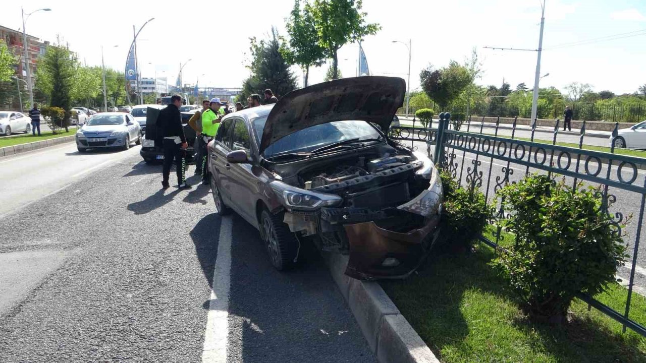 Malatya’da 5 araç birbirine girdi trafik kilitlendi