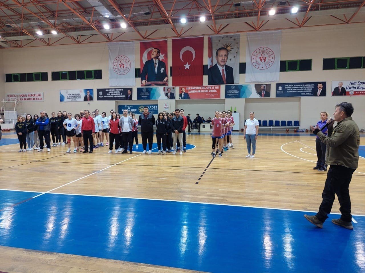 Burhaniye’de Basketbol Okul Sporları Genç Kız Bölge Müsabakaları başladı