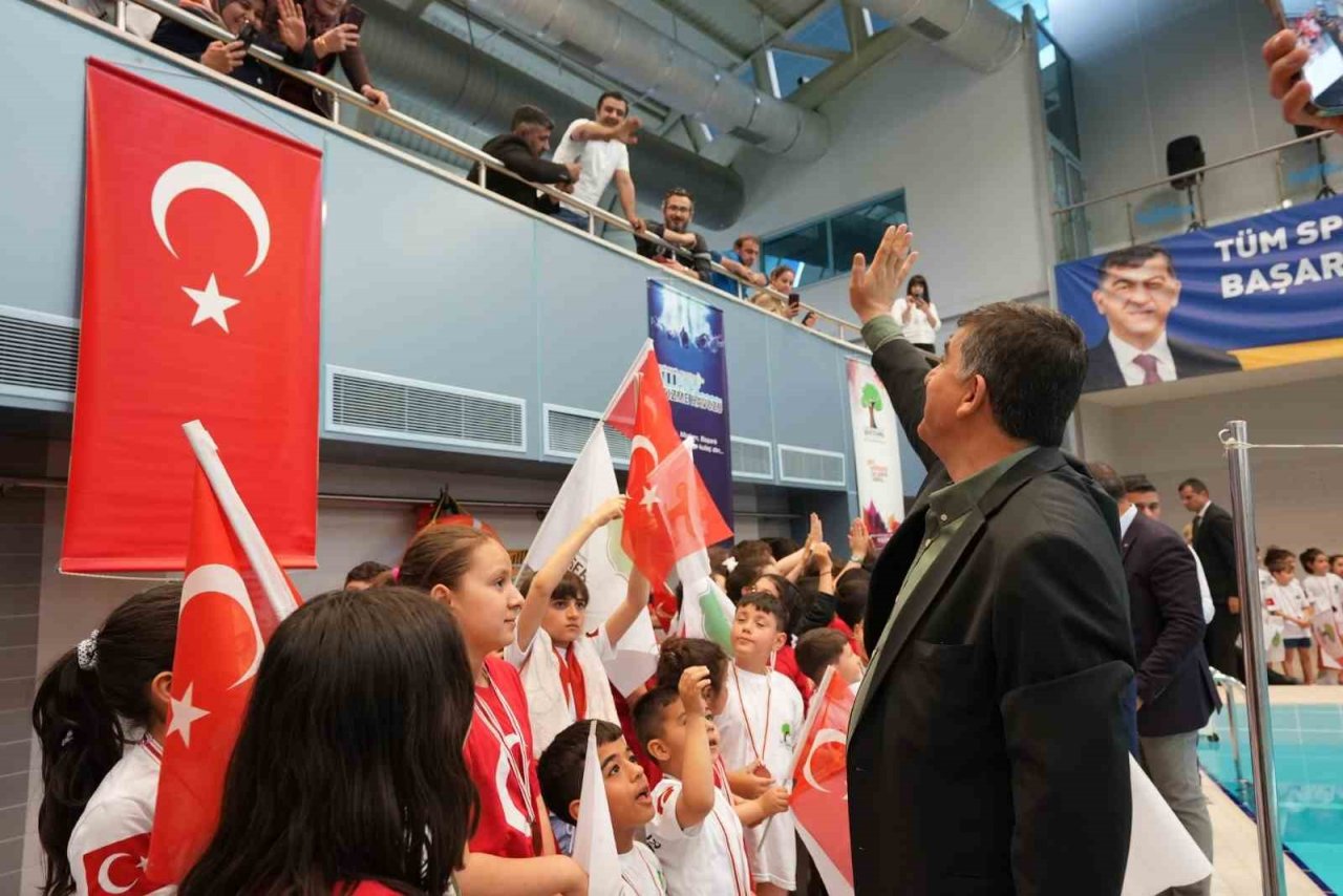 Alleben’deki çocuk yüzme şenliğine yoğun ilgi