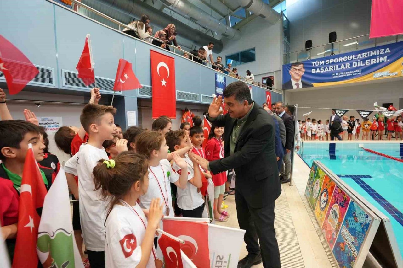 Alleben’deki çocuk yüzme şenliğine yoğun ilgi