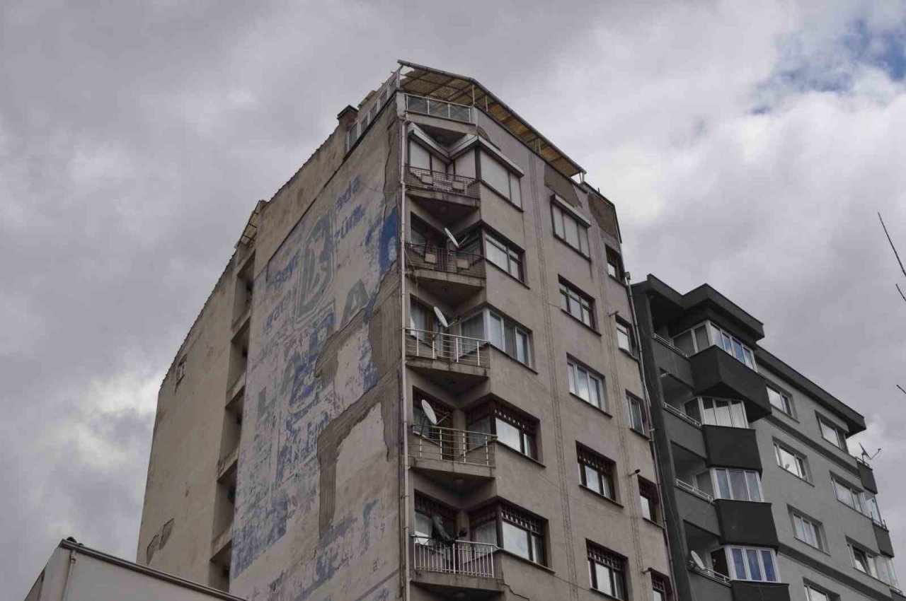 Bu caddedeki eski yapılar mahallede endişe oluşturuyor