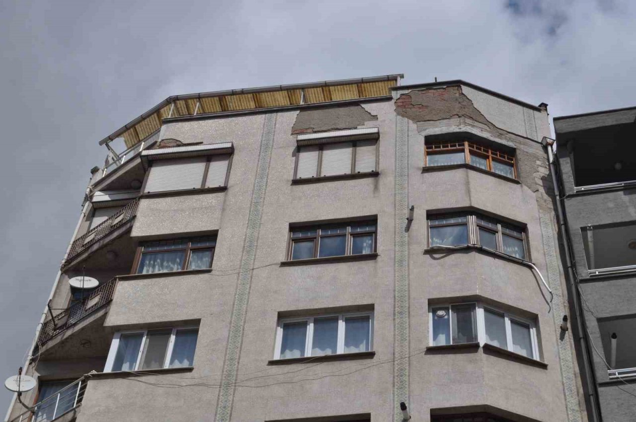 Bu caddedeki eski yapılar mahallede endişe oluşturuyor