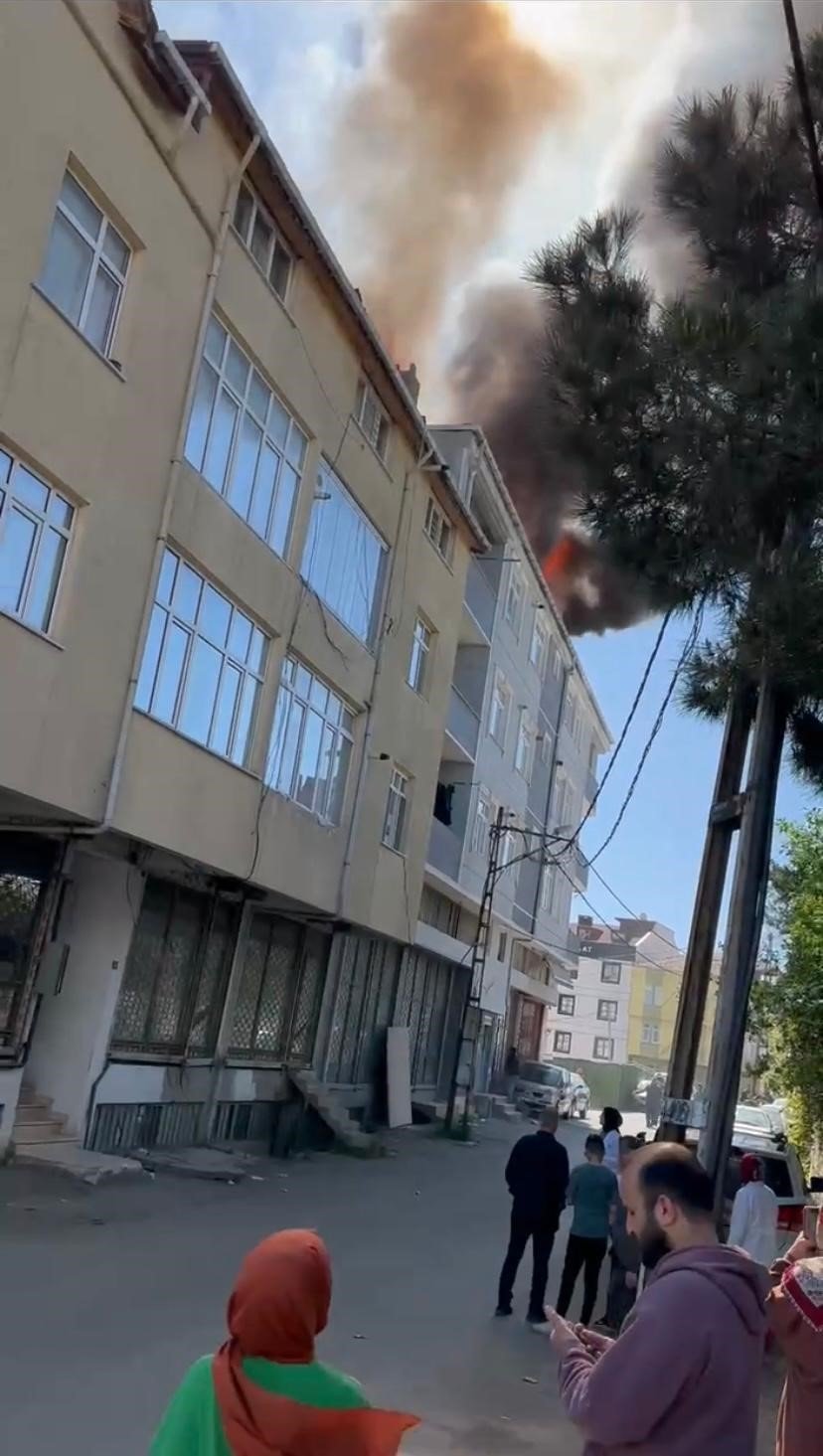 Sultanbeyli’de 4 katlı binanın çatısı alev alev yandı