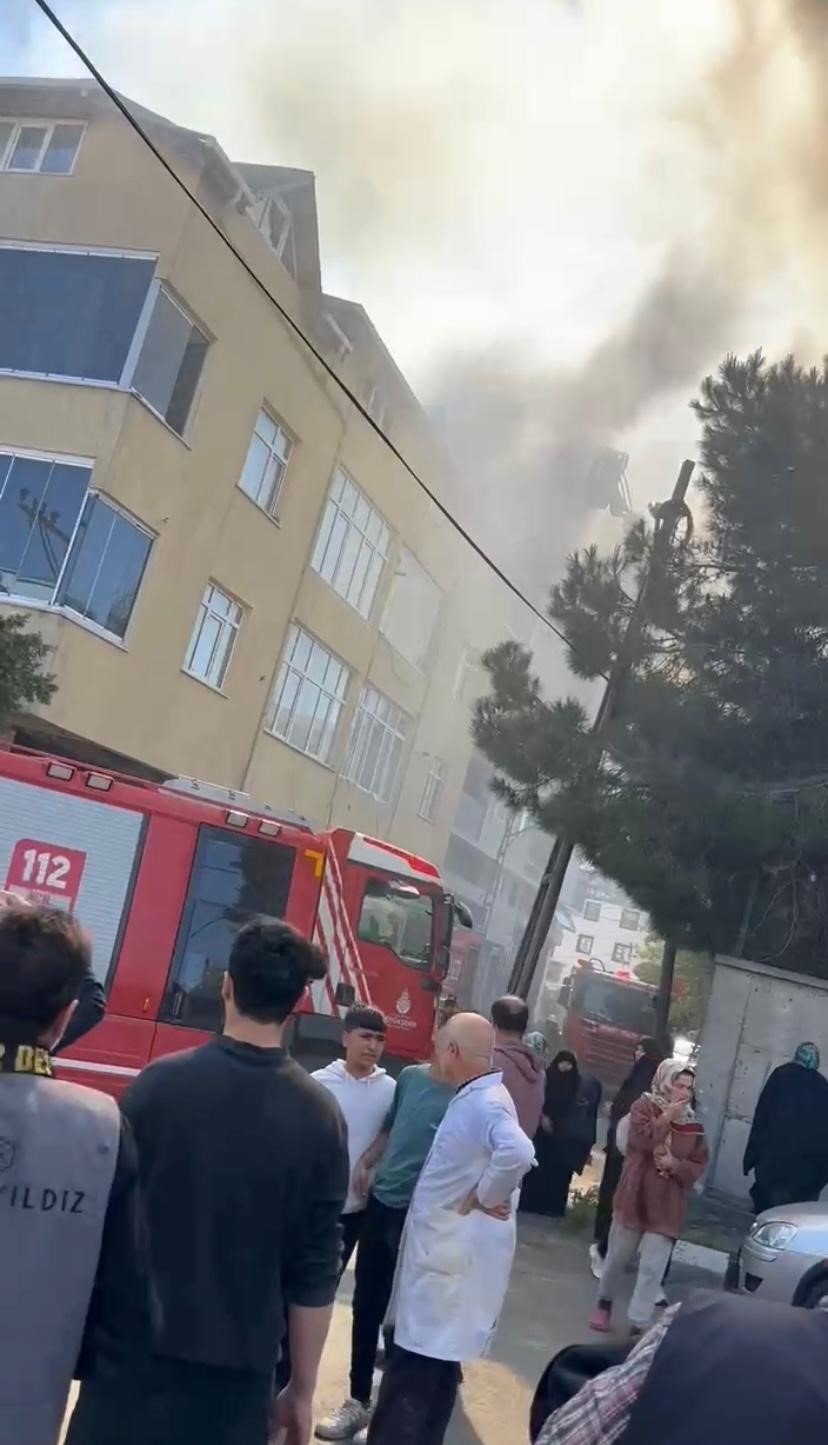 Sultanbeyli’de 4 katlı binanın çatısı alev alev yandı