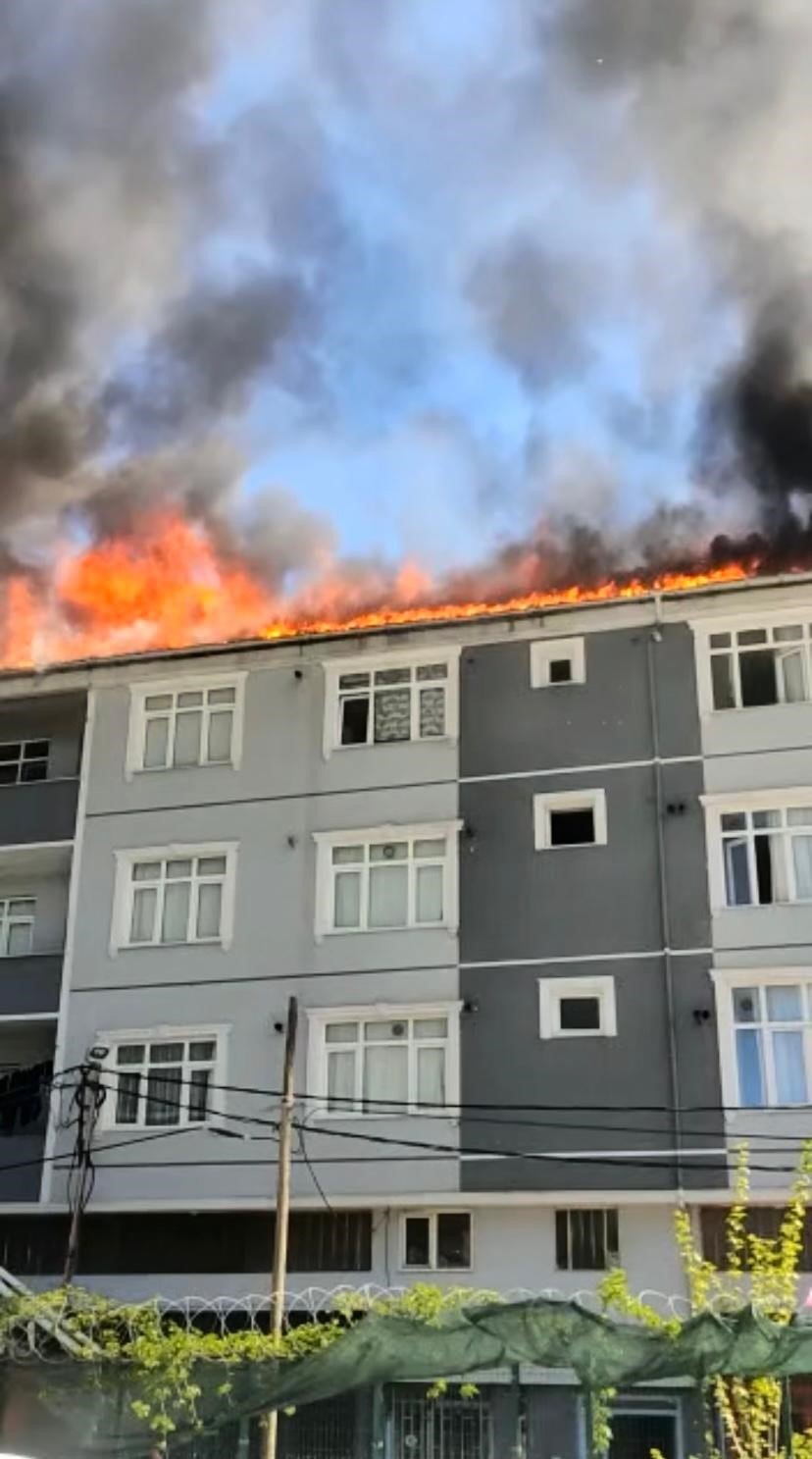 Sultanbeyli’de 4 katlı binanın çatısı alev alev yandı