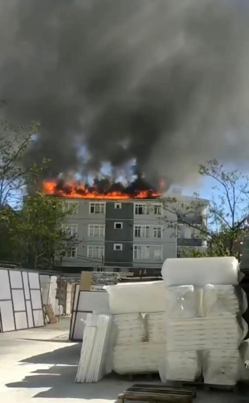 Sultanbeyli’de 4 katlı binanın çatısı alev alev yandı