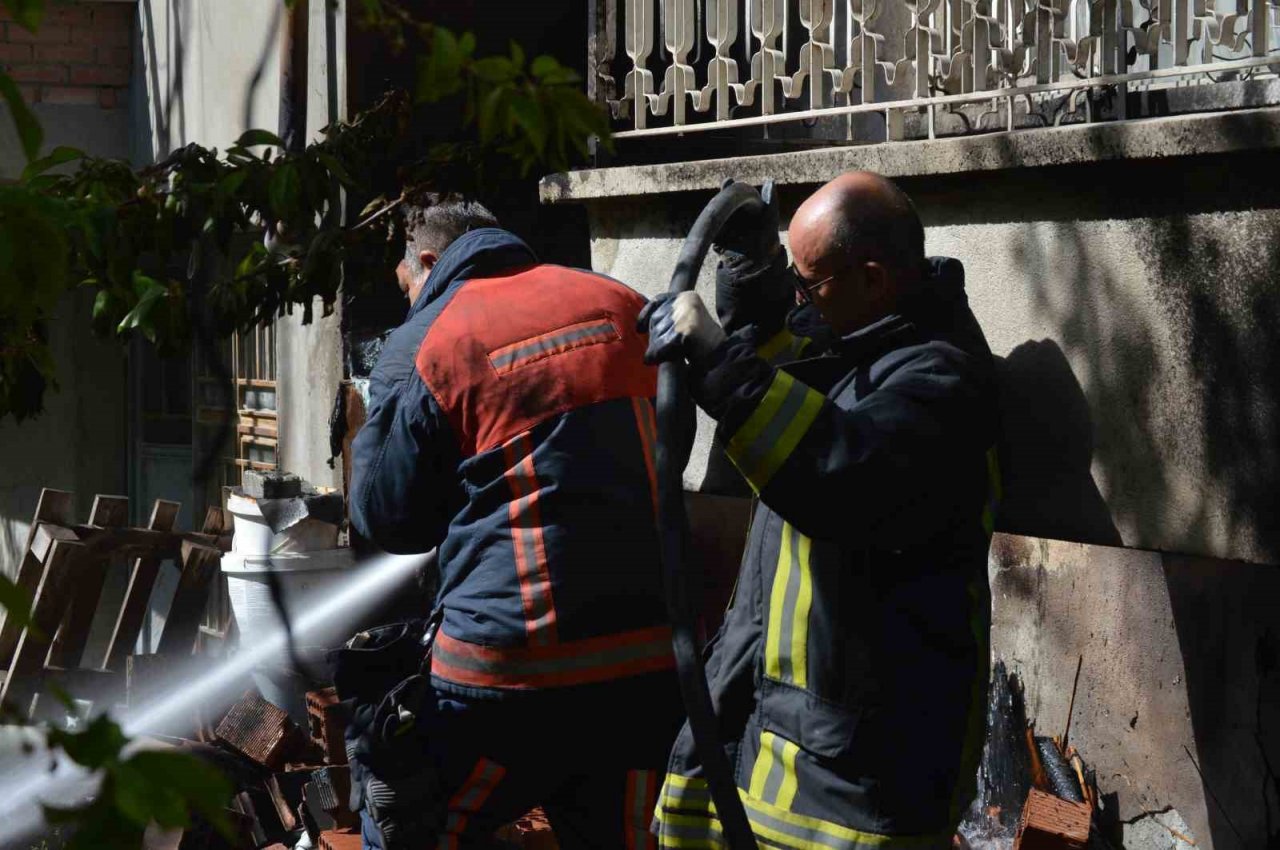 Tavşanlı’daki ev yangını korkuttu