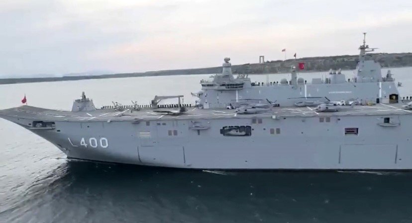 ‘TCG Anadolu’ Şehitler Abidesi’ni selamladı