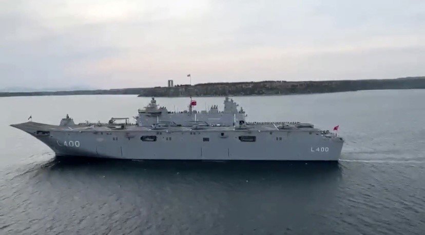 ‘TCG Anadolu’ Şehitler Abidesi’ni selamladı