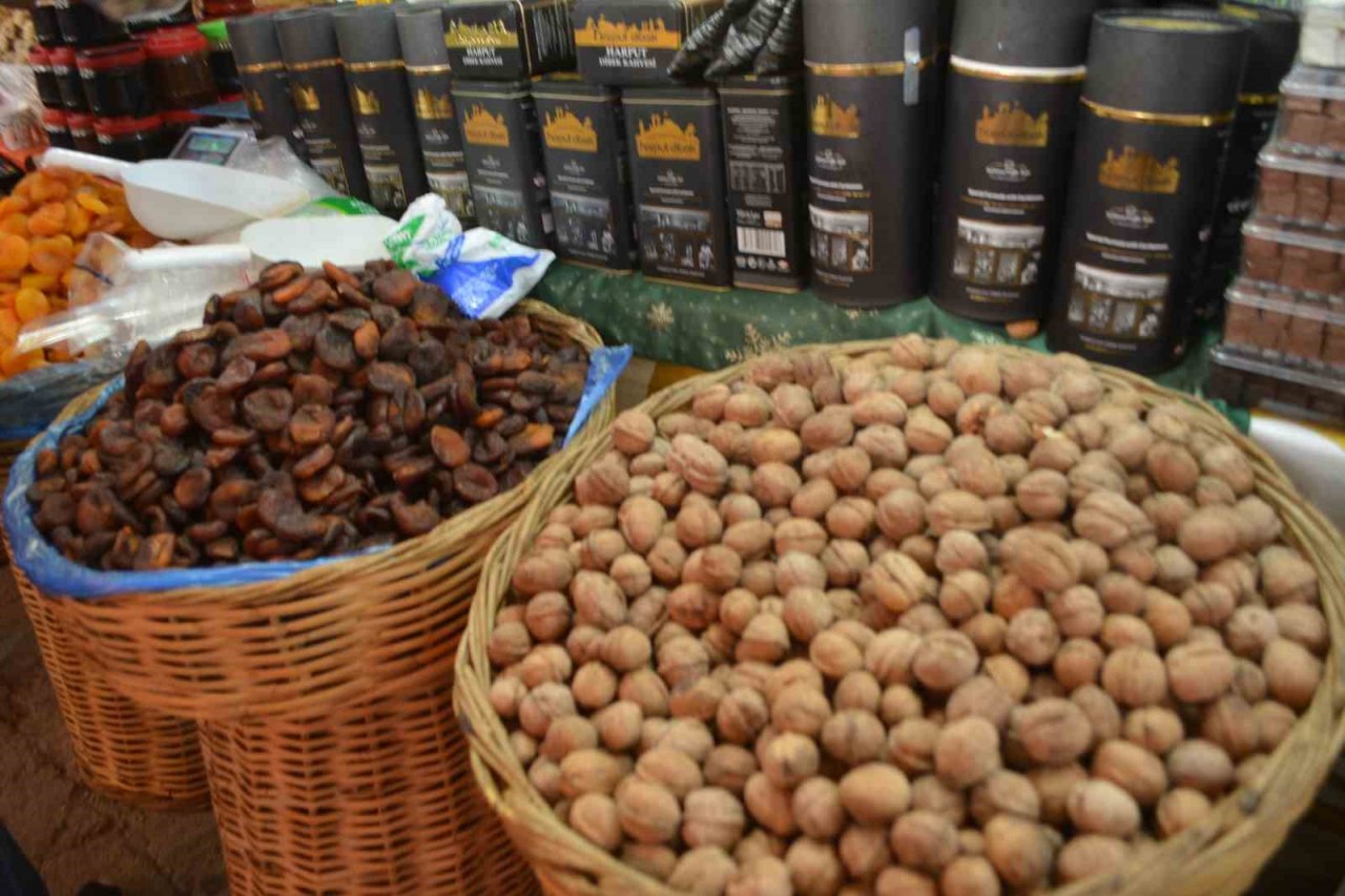 Depremzede esnaf kendi yörelerinin damak lezzetlerini Ayvalık’ta buluşturdu