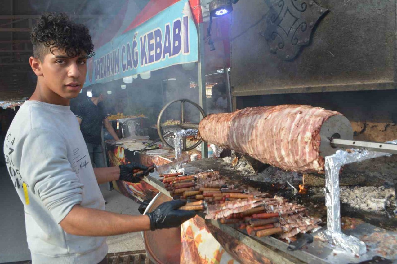 Depremzede esnaf kendi yörelerinin damak lezzetlerini Ayvalık’ta buluşturdu