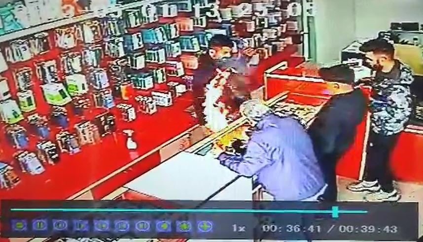 Telefon bataryasının patlama anı kameraya yansıdı