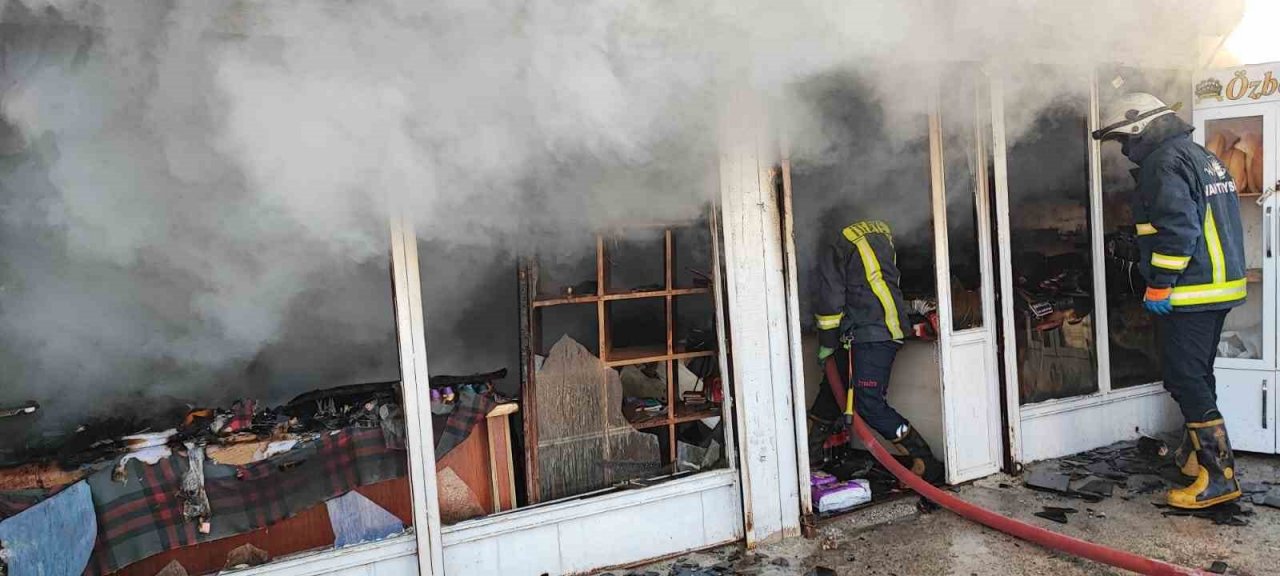Van’da çıkan yangında bir iş yeri kullanılamaz hale geldi