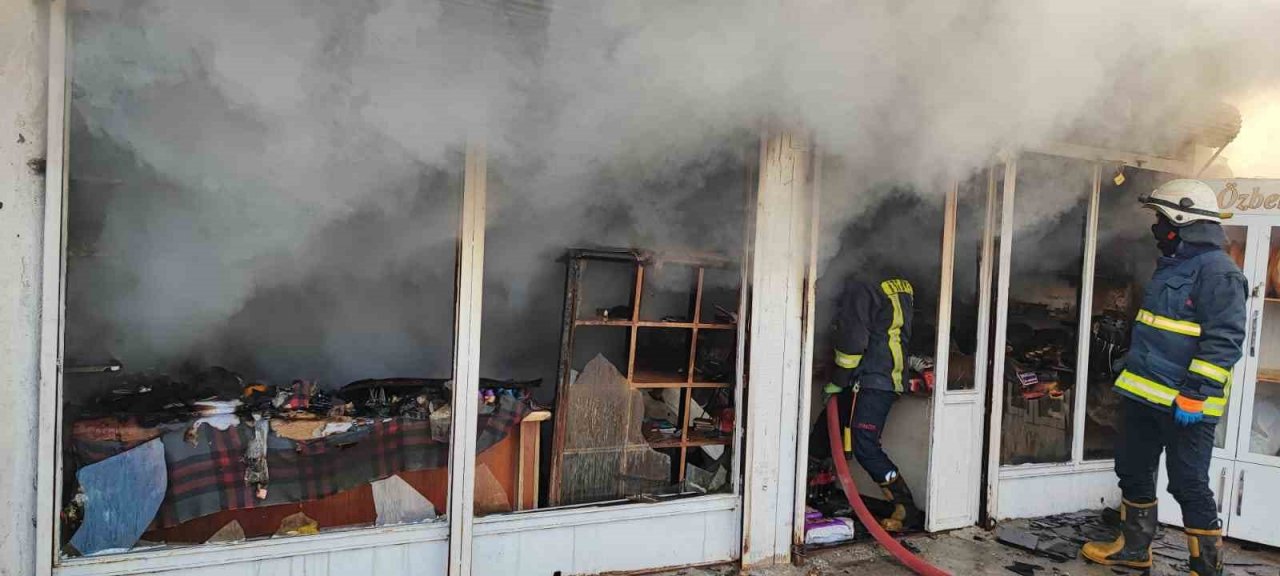 Van’da çıkan yangında bir iş yeri kullanılamaz hale geldi