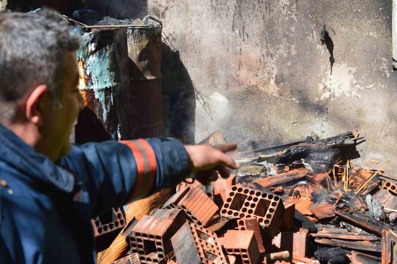 Tavşanlı’daki ev yangını korkuttu