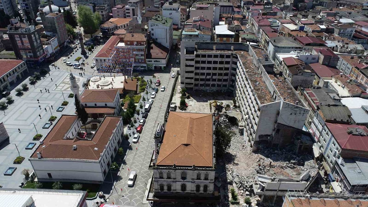 Belediye hizmet binasının yıkımı başladı