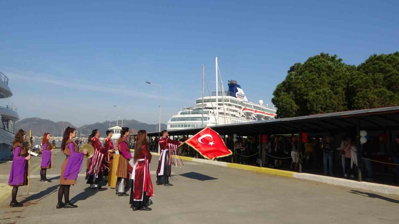 Dev yolcu gemisi bin 300 İsrailli yolcusu ile Marmaris’e geldi