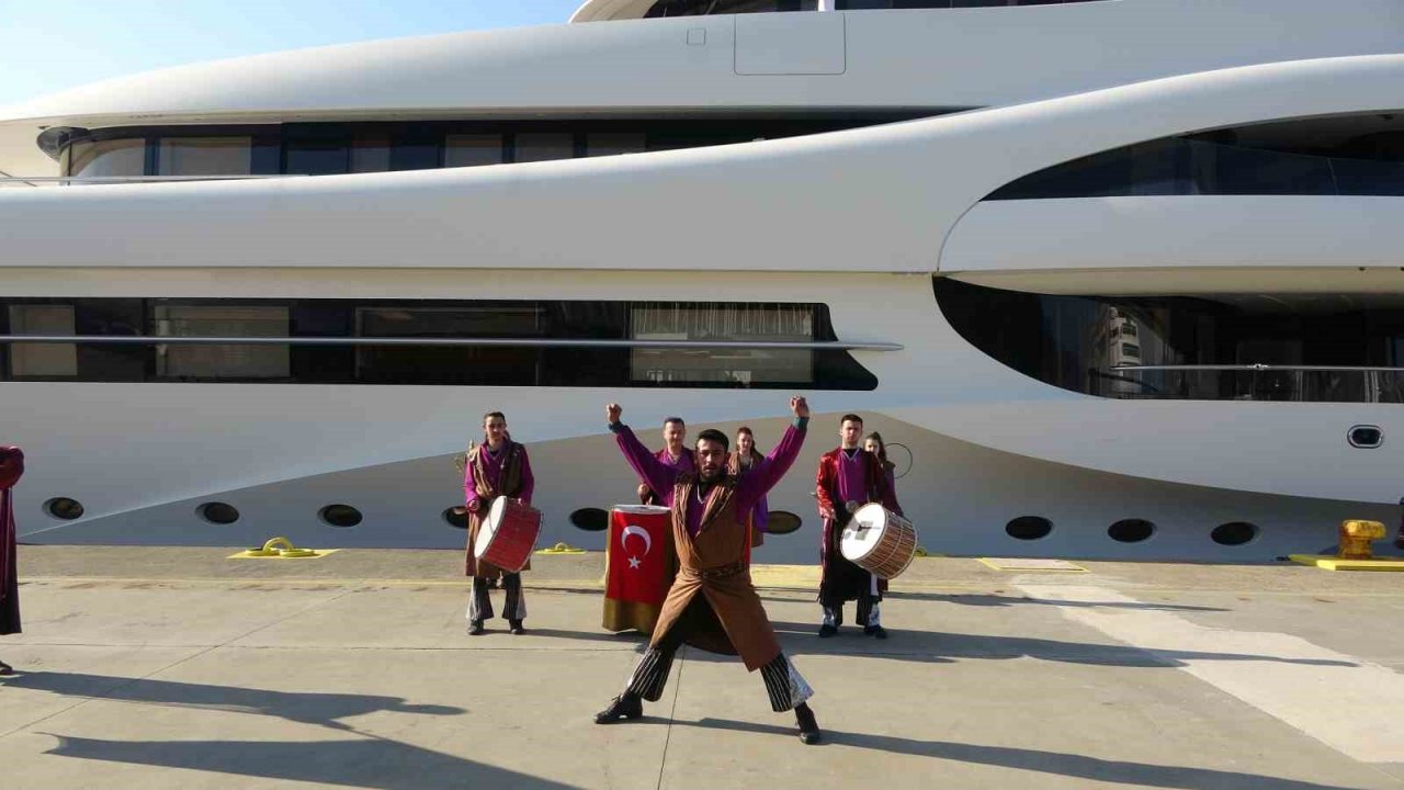 Dev yolcu gemisi bin 300 İsrailli yolcusu ile Marmaris’e geldi