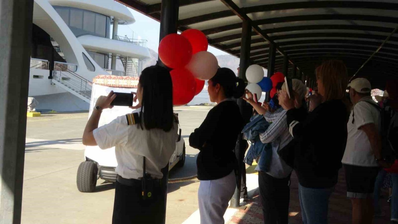 Dev yolcu gemisi bin 300 İsrailli yolcusu ile Marmaris’e geldi