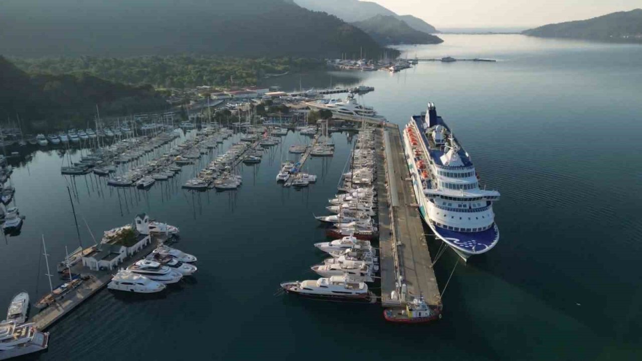 Dev yolcu gemisi bin 300 İsrailli yolcusu ile Marmaris’e geldi