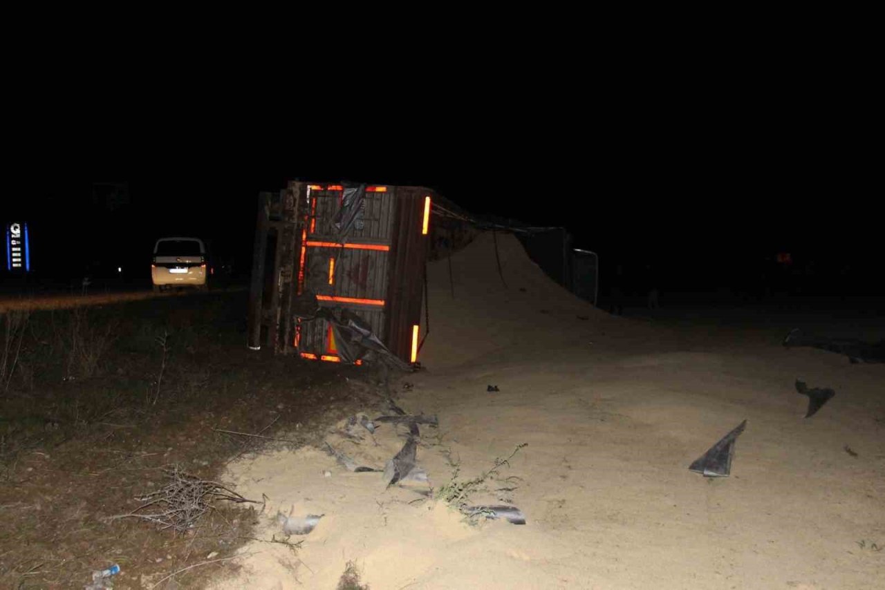 Devrilen tırdan tarlaya saçılan 20 ton kepek ziyan oldu