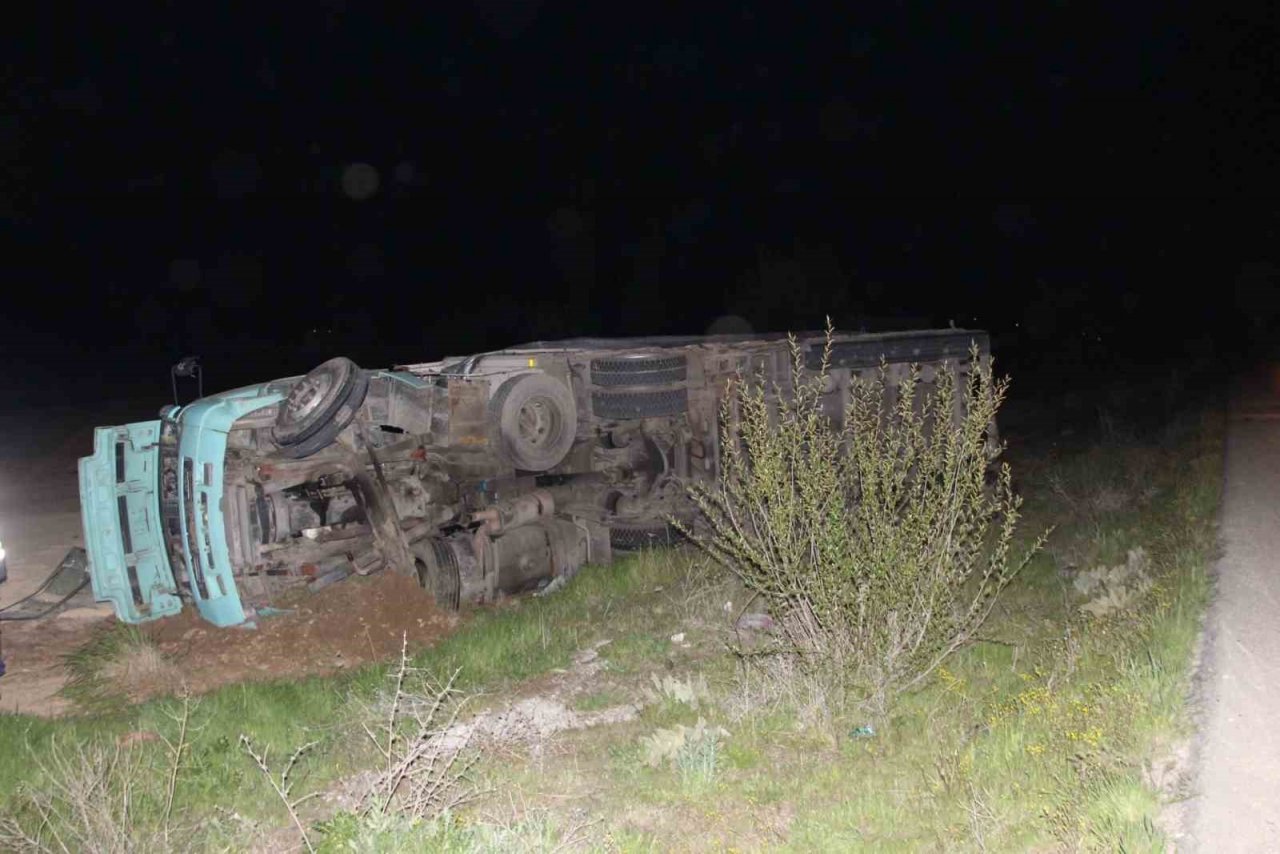 Devrilen tırdan tarlaya saçılan 20 ton kepek ziyan oldu