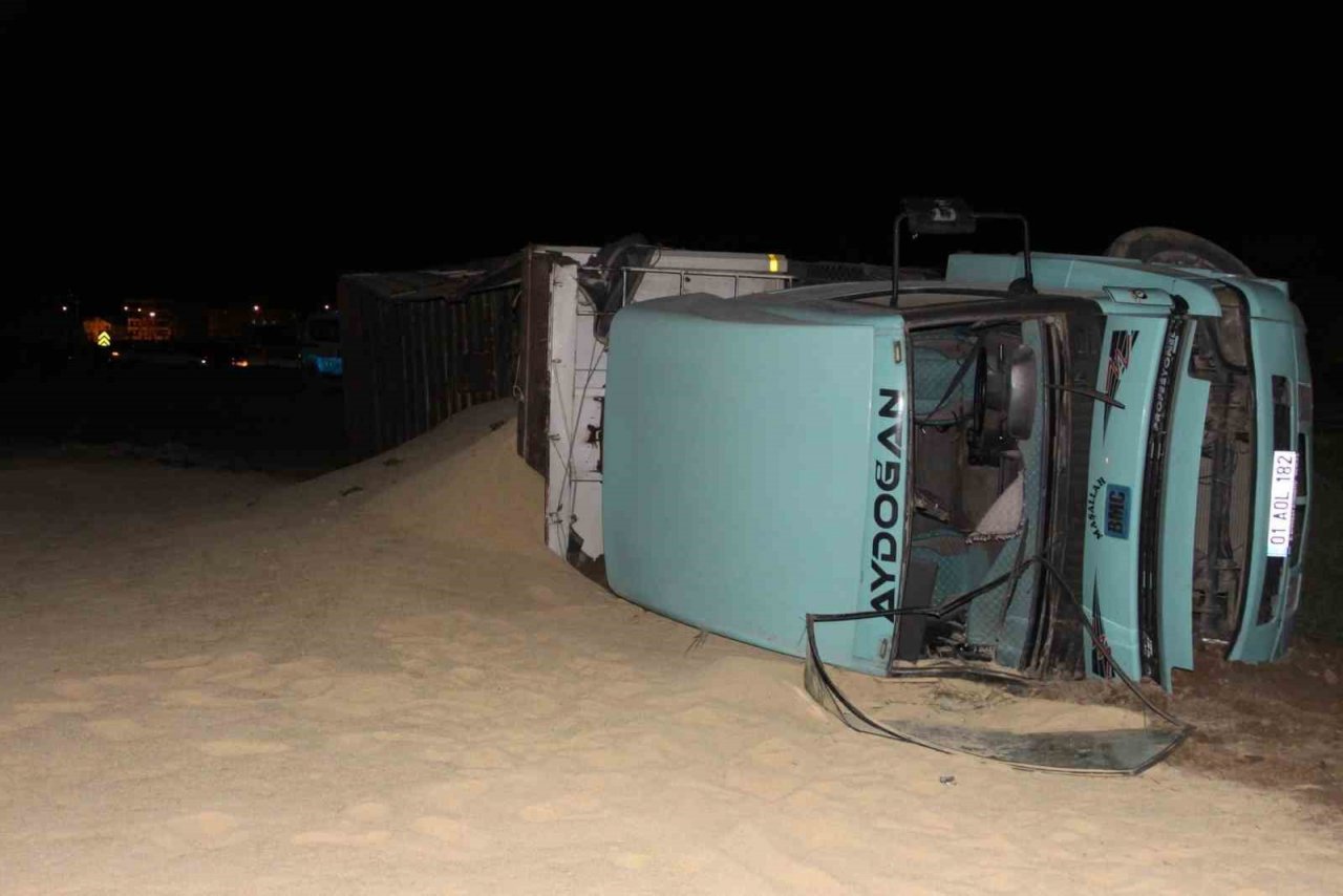 Devrilen tırdan tarlaya saçılan 20 ton kepek ziyan oldu