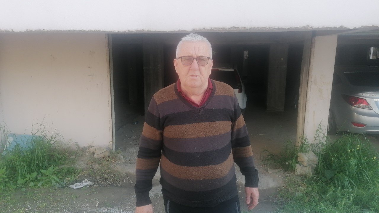 Yük taşıma paletlerini arabasına koyup kaçtı, görevliler arkasından yetişemedi