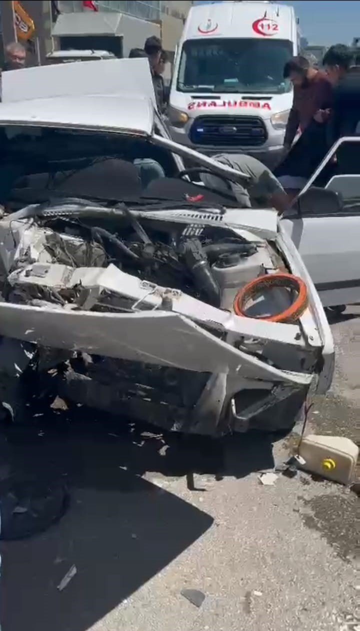 Ankara’da 2 otomobilin karıştığı kazada biri ağır 2 yaralı