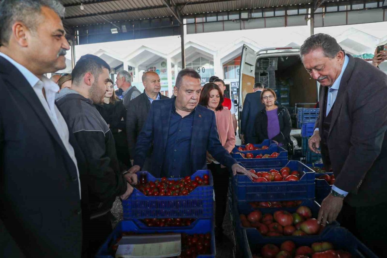 Başkan Böcek" Hal esnafının problemlerinin çözümünde yanlarındayım"