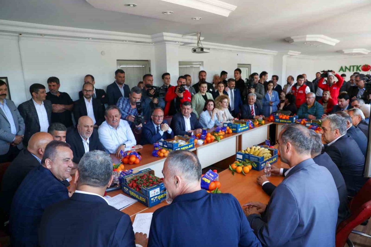 Başkan Böcek" Hal esnafının problemlerinin çözümünde yanlarındayım"