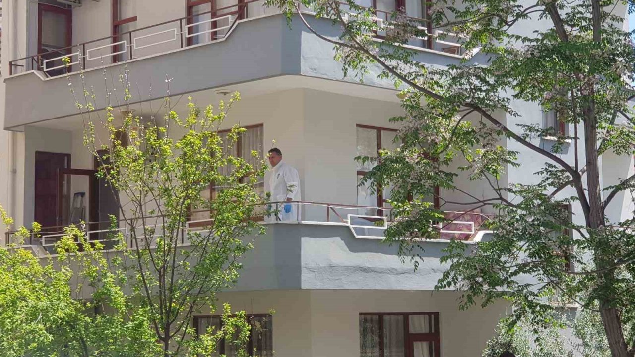 2 gündür haber alınamayan kadının boğazından bıçaklanmış cesedi, elbise dolabından çıktı