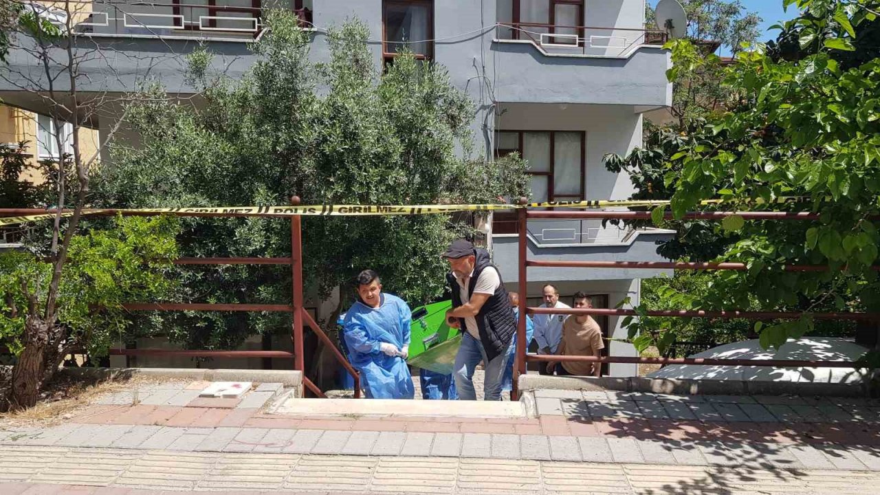 2 gündür haber alınamayan kadının boğazından bıçaklanmış cesedi, elbise dolabından çıktı