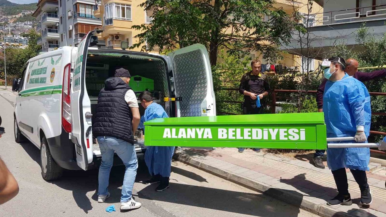 2 gündür haber alınamayan kadının boğazından bıçaklanmış cesedi, elbise dolabından çıktı