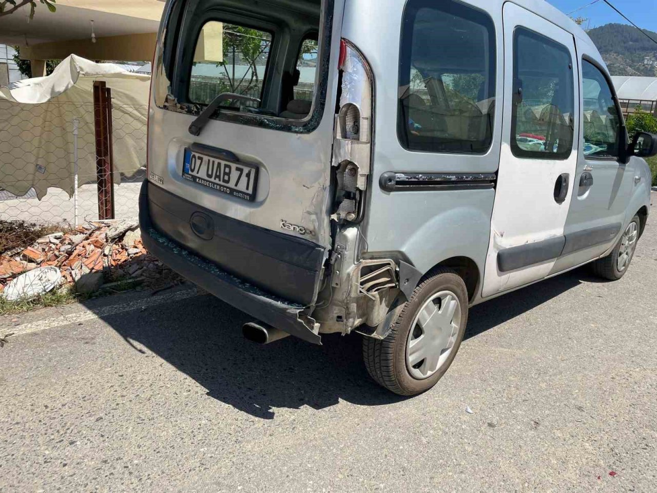 Gazipaşa’da hafif ticari araçla motosiklet çarpıştı: 1 yaralı