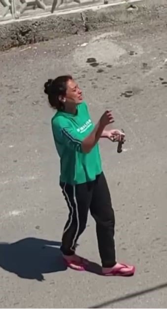 Antalya’da bıçaklı kadın mahalleliyi canından bezdirdi