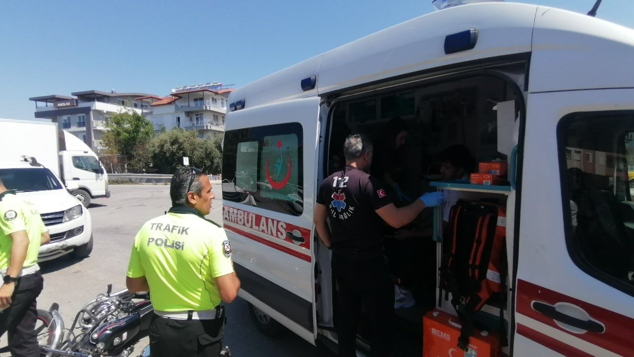 Manavgat’ta kamyonet ile otomobil çarpıştı: 2 yaralı
