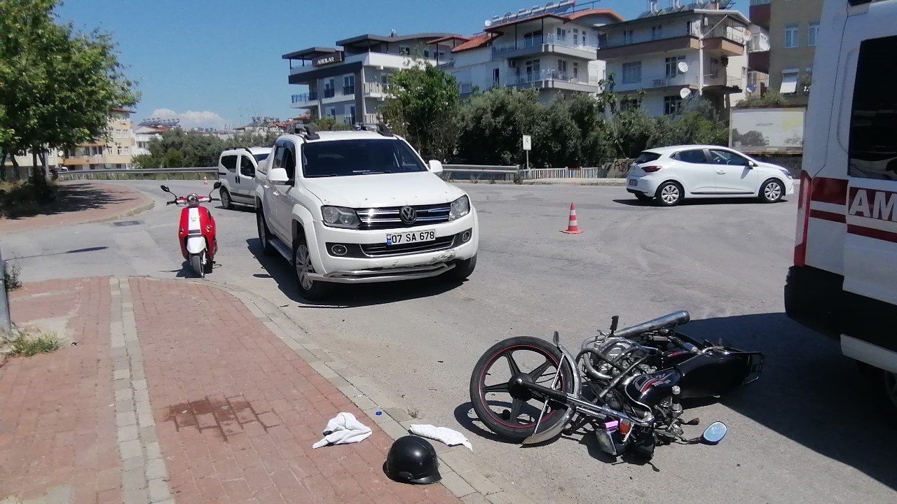 Manavgat’ta kamyonet ile otomobil çarpıştı: 2 yaralı