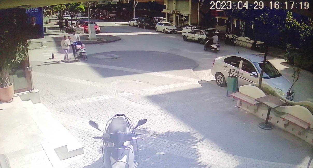 Yük taşıma paletlerini arabasına koyup kaçtı, görevliler arkasından yetişemedi