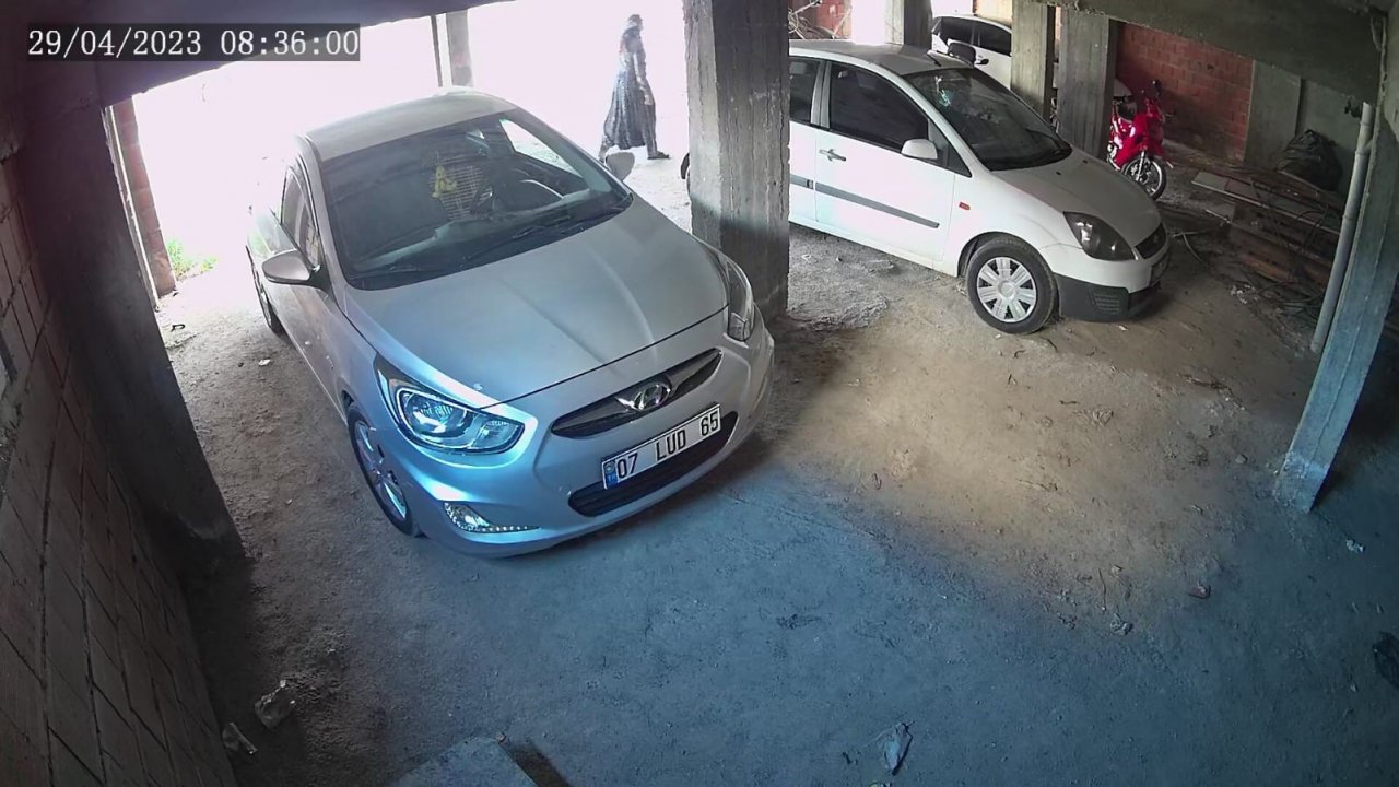 Yük taşıma paletlerini arabasına koyup kaçtı, görevliler arkasından yetişemedi