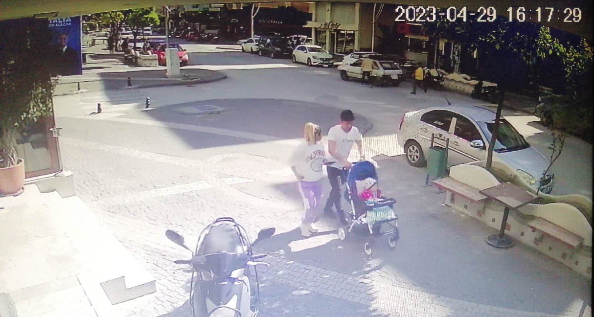 Yük taşıma paletlerini arabasına koyup kaçtı, görevliler arkasından yetişemedi