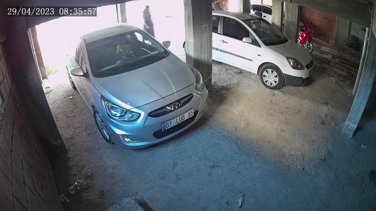 Yük taşıma paletlerini arabasına koyup kaçtı, görevliler arkasından yetişemedi