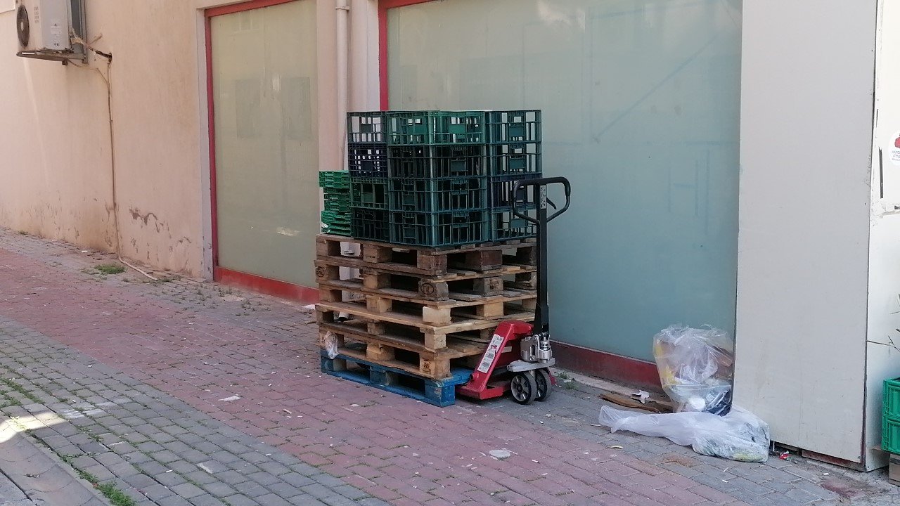 Yük taşıma paletlerini arabasına koyup kaçtı, görevliler arkasından yetişemedi