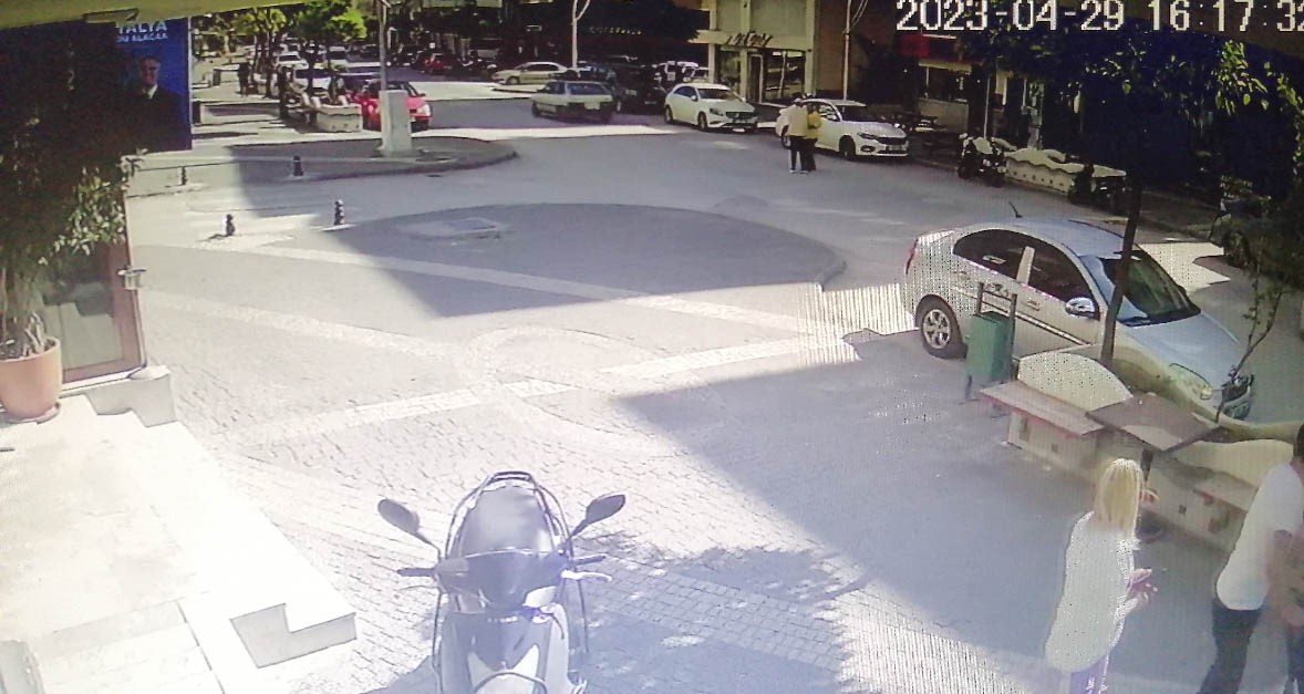 Yük taşıma paletlerini arabasına koyup kaçtı, görevliler arkasından yetişemedi